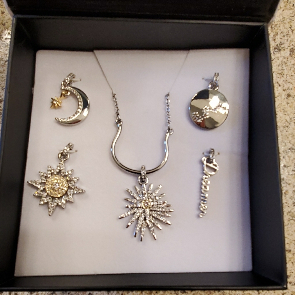 Necklace with 5 pendants